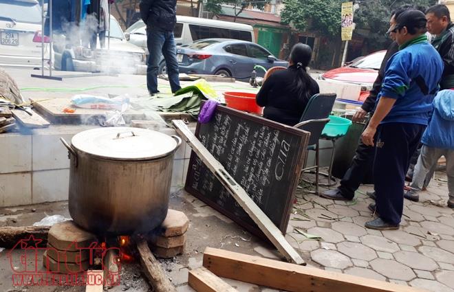 Nhộn nhịp gói bánh chưng Tết 'cộng đồng' tại các khu tập thể, chung cư Hà Nội ảnh 5